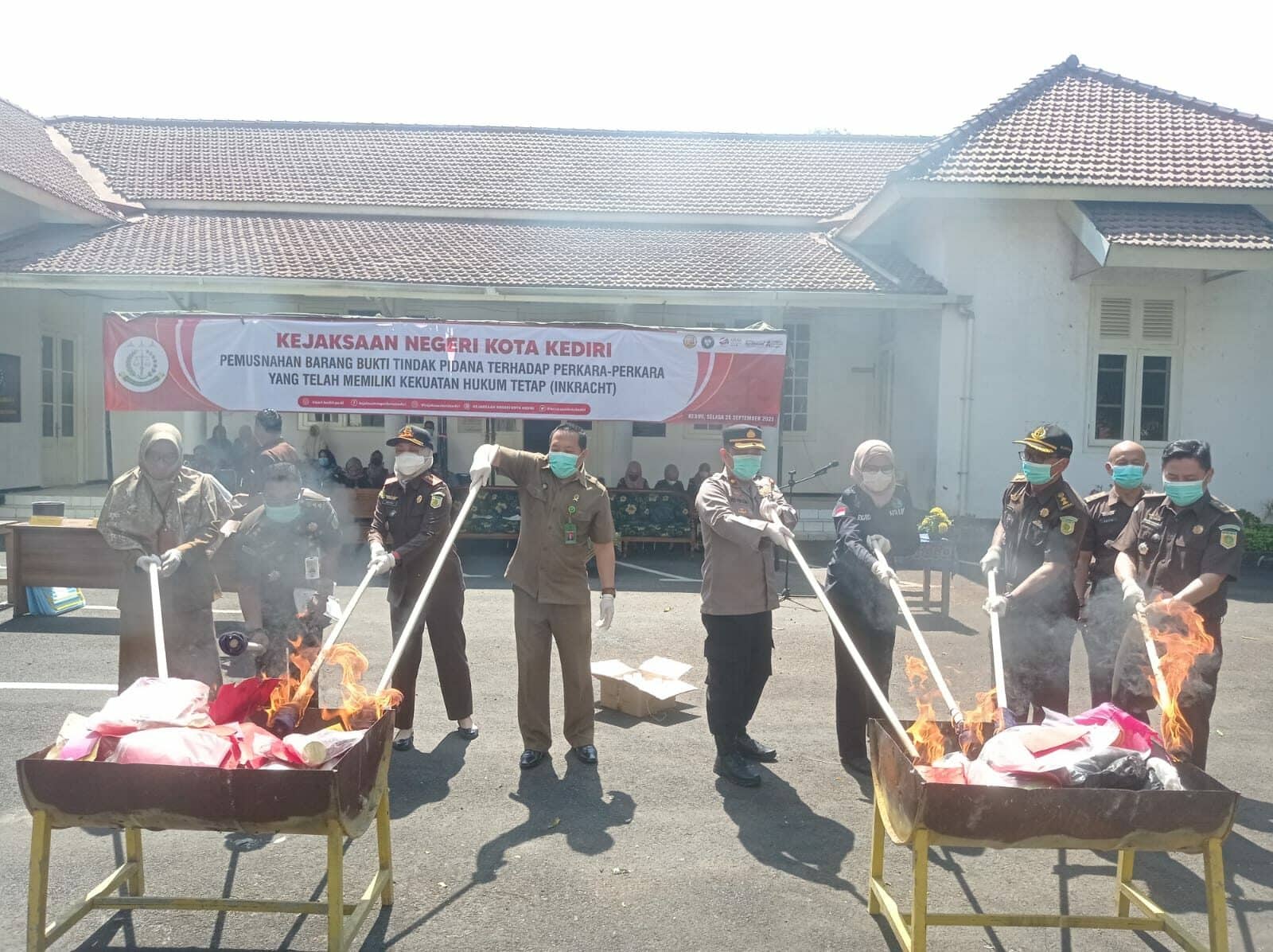 Operasi Extraordinary dalam Pemusnahan Barang Bukti Narkoba Bersama Kejaksaan Negeri Kota Kediri Operasi Extraordinary dalam Pemusnahan Barang Bukti Narkoba Bersama Kejaksaan Negeri Kota Kediri