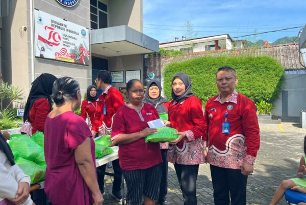 HUT BNN : Bakti Sosial Pembagian Infak dan Zakat BNN Kota Kediri