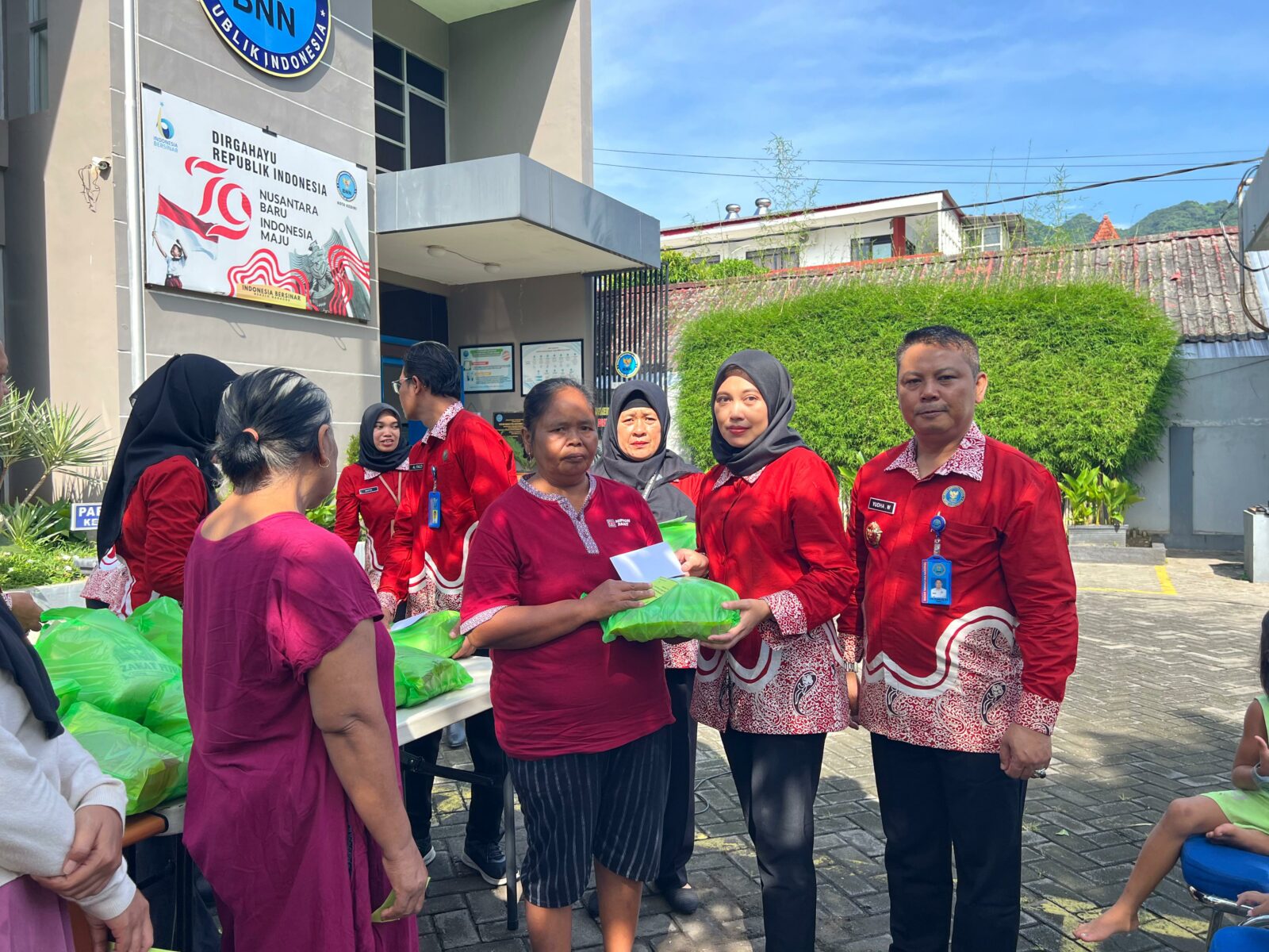 HUT BNN : Bakti Sosial Pembagian Infak dan Zakat BNN Kota Kediri HUT BNN : Bakti Sosial Pembagian Infak dan Zakat BNN Kota Kediri